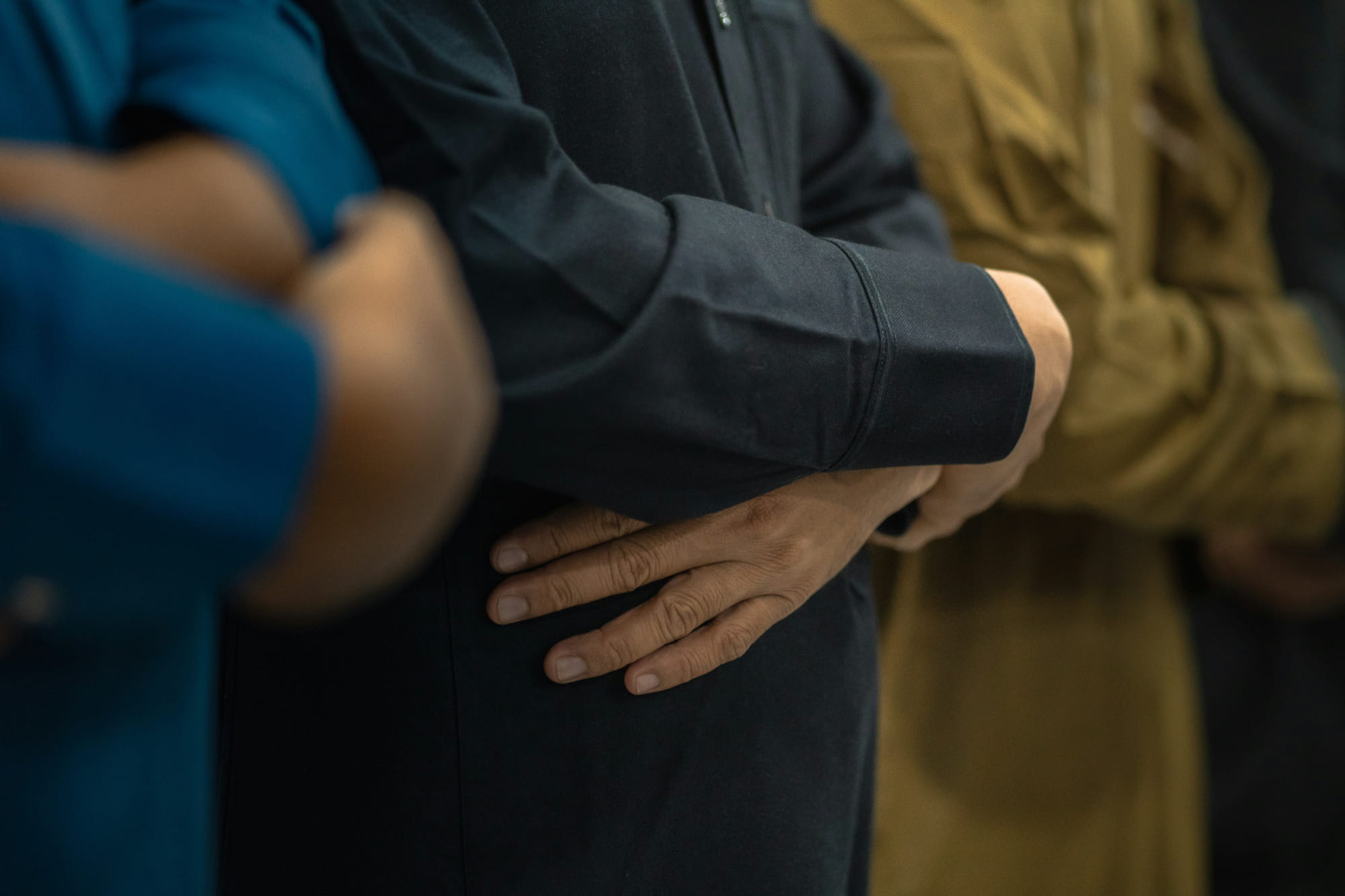 Handen op buik, borst, of langs de zij? | Fitrah Tawheed